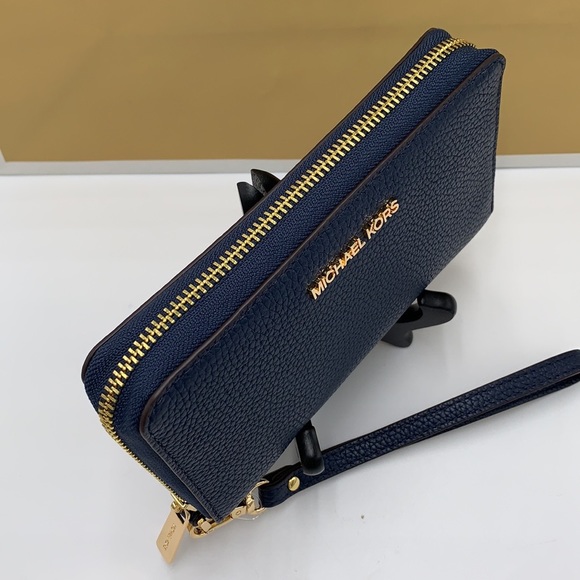MICHAEL KORS LARGE FLAT
MULTIFUNCTION PHONE CASE WALLET
WRISTLET NAVY COLOR - Picture 2 of 11